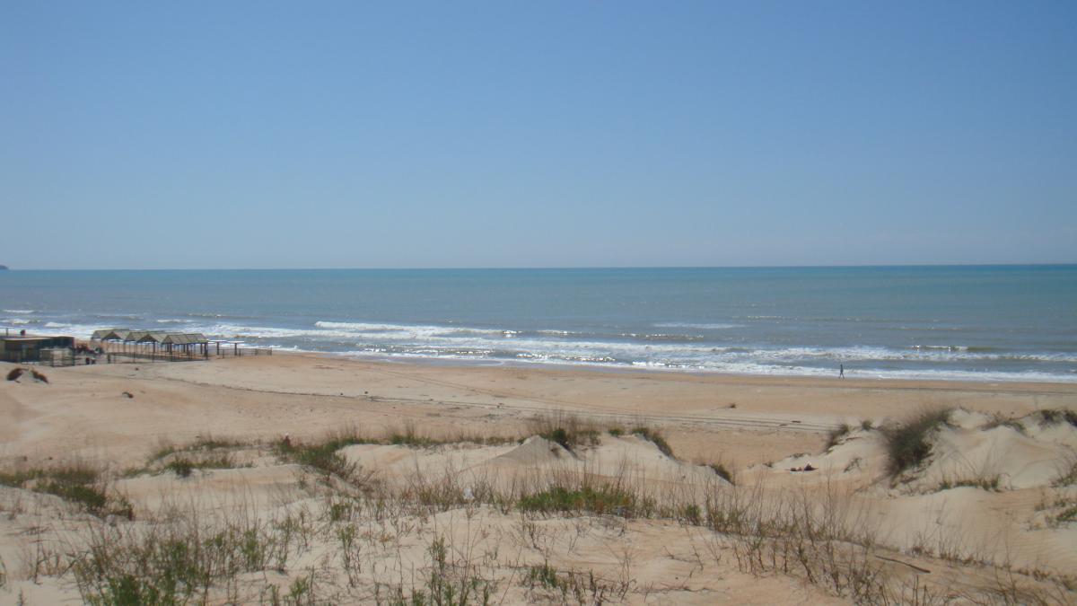 Песчаный пляж возле села Витязево