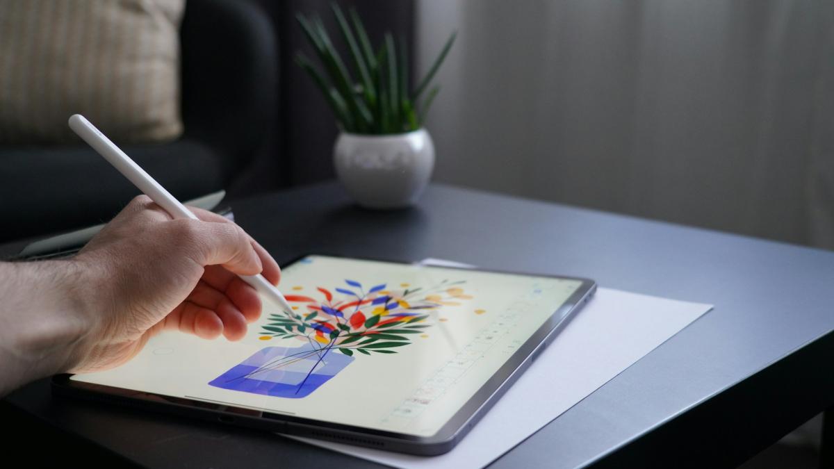 Планшет с графическим дизайном (рука со стилусом)