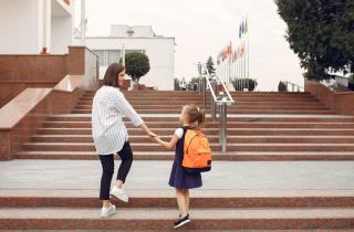 Мама на ставке, папа на орбите семьи: в России обсуждают идею родительской зарплаты