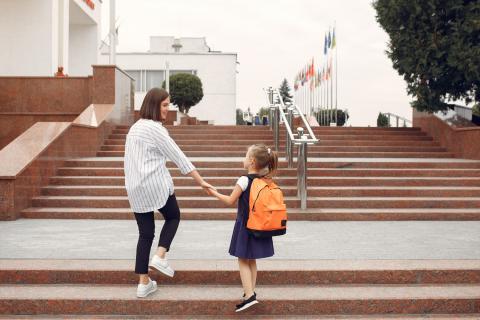 Мама на ставке, папа на орбите семьи: в России обсуждают идею родительской зарплаты