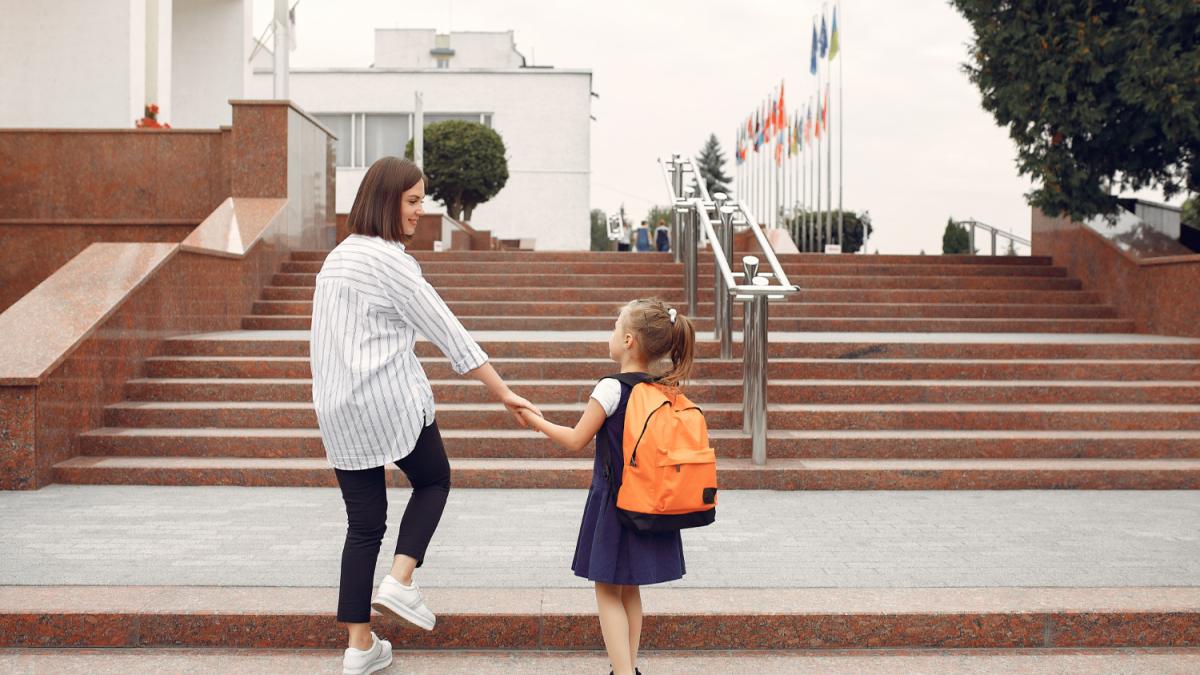 ребенок с мамой у школы