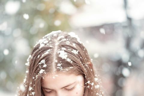 Сухой воздух от отопления вызывает электризацию волос — трихологи