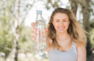 Минеральная вода поддерживает здоровье костей и сердца — данные исследований