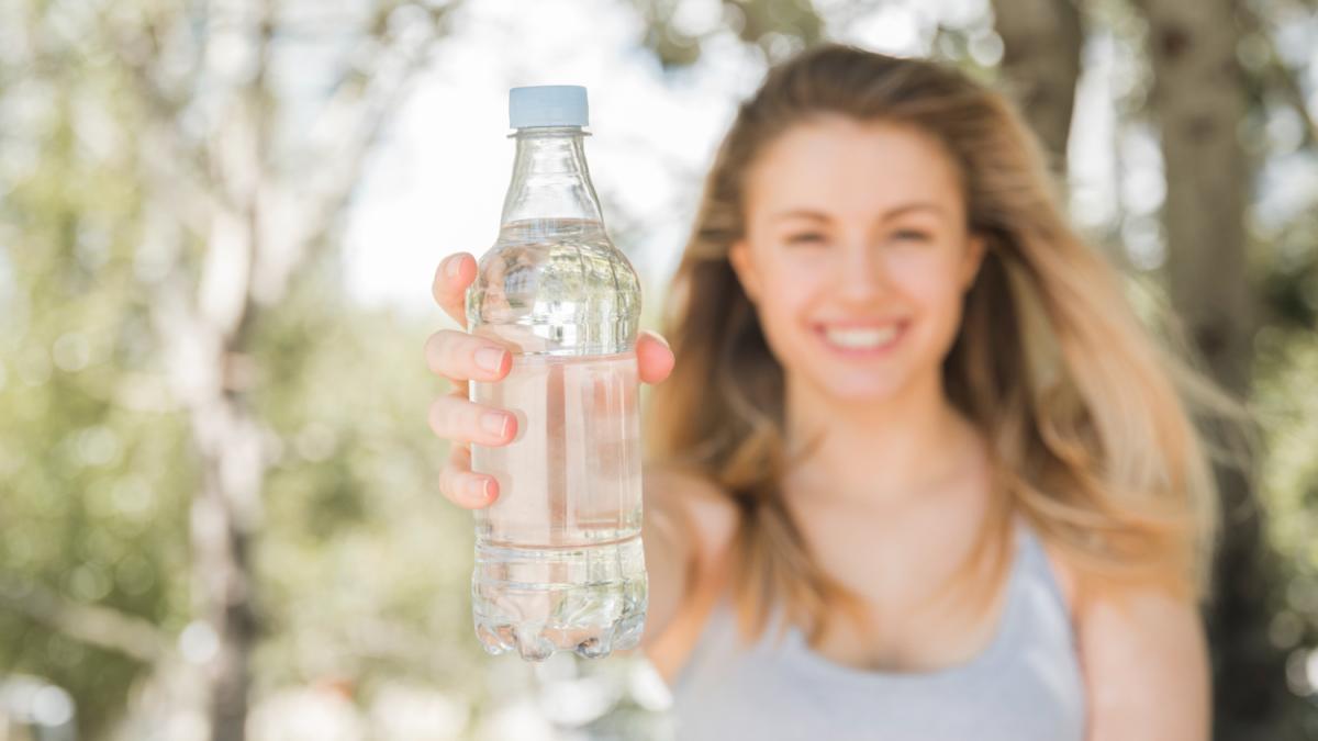девушка с бутылкой воды