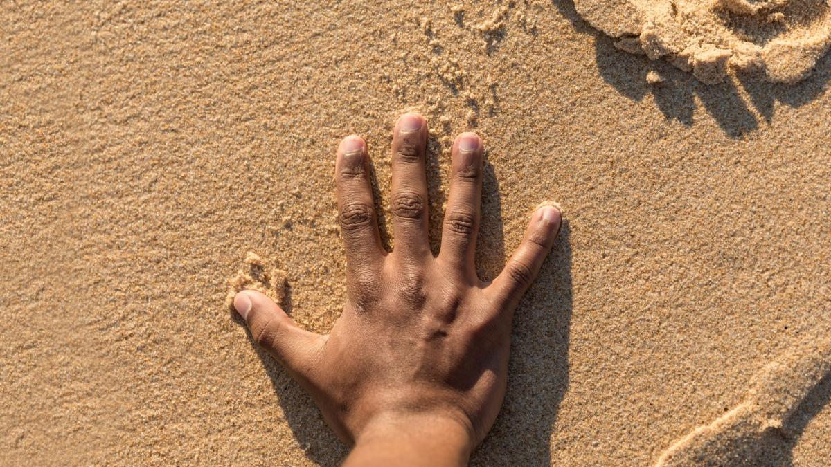 рука в песке