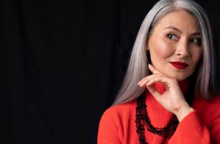 Короткие стрижки усиливают текстуру седых волос