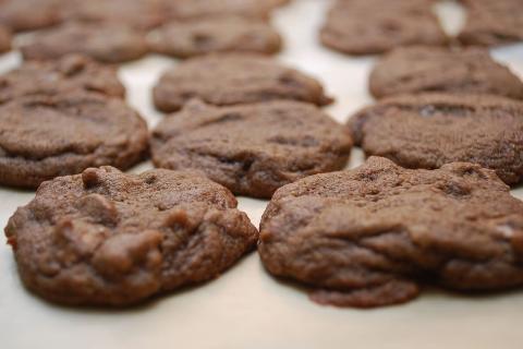 Холодное тесто сохранило форму шоколадного печенья — технологи
