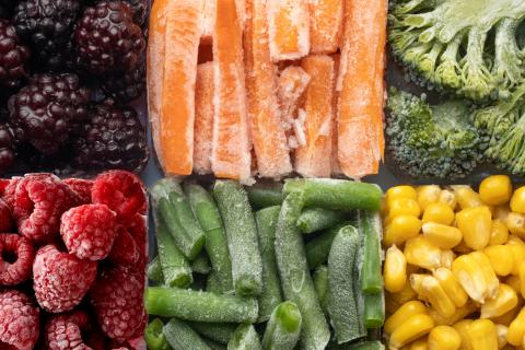 Какие продукты лучше замораживать: хлеб, зелень, ягоды и сыры