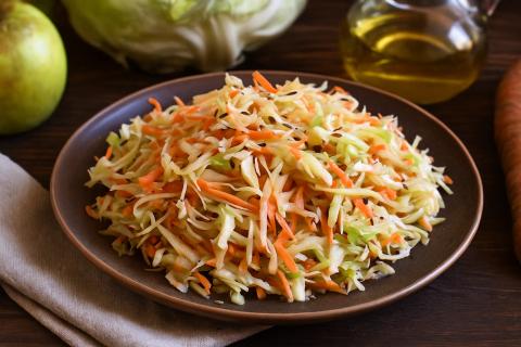Историк русской кухни: салат из капусты и яблока — одно из старейших блюд домашнего стола России