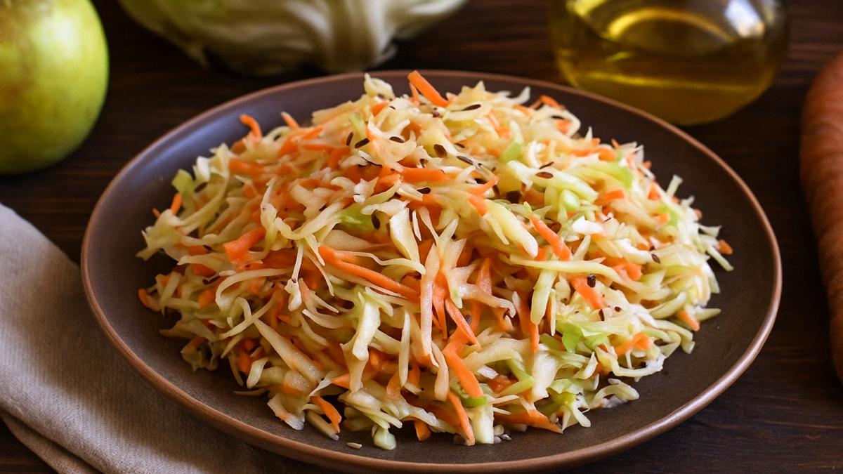Капустный салат с яблоком и морковью Капустный салат с яблоком и морковью