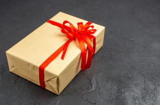 Лимит необлагаемых подарков от работодателя установлен в 4 000 ₽