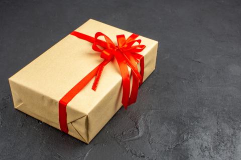 Лимит необлагаемых подарков от работодателя установлен в 4 000 ₽