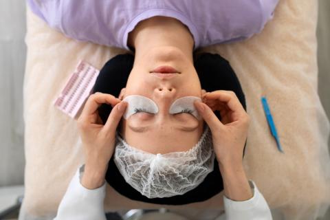 Специалисты советуют использовать сыворотки с натуральными ингредиентами для ухода за ресничками