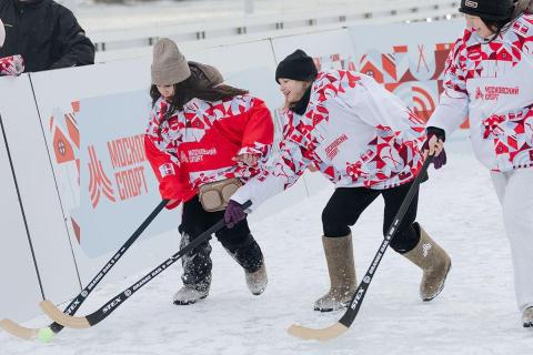 Жители Коми проводят новогодние каникулы на коньках и лыжах — Минспорт Коми