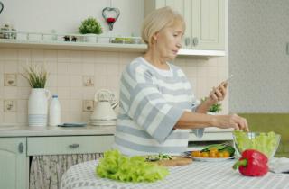 Салат с кетой готовится за полчаса и сохраняет ресторанный вид — Едим Дома