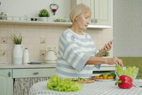 Салат с кетой готовится за полчаса и сохраняет ресторанный вид — Едим Дома