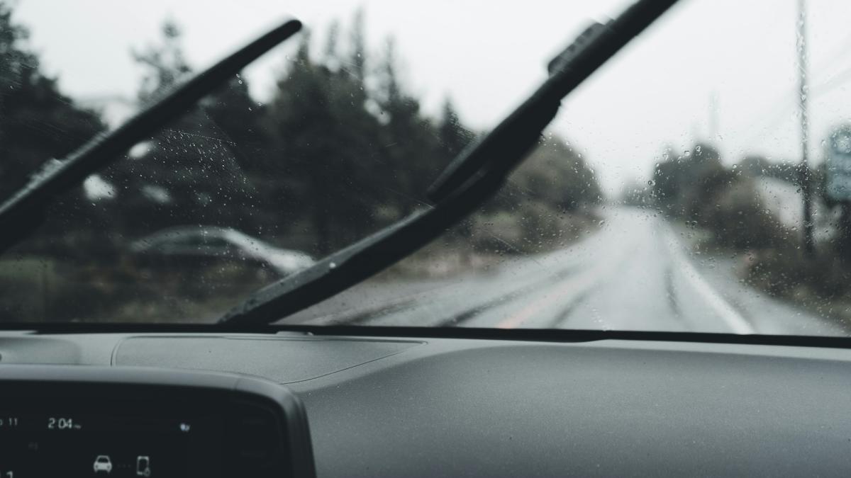 Работающие дворники на лобовом стекле во время сильного дождя