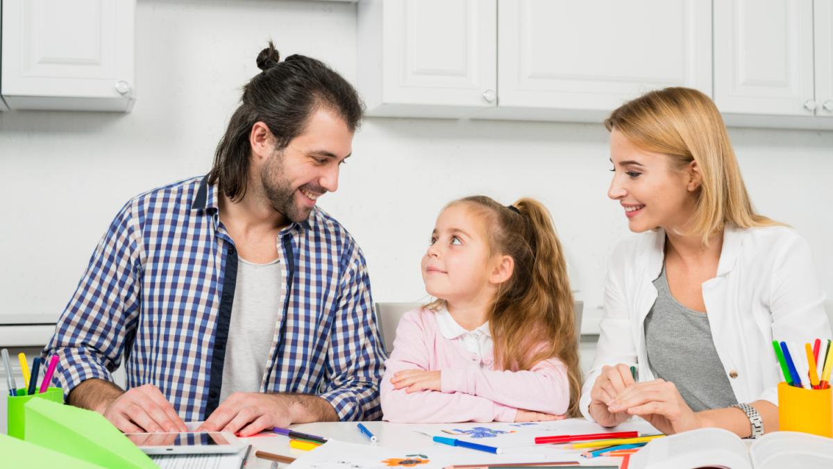 родители делают уроки с ребенком