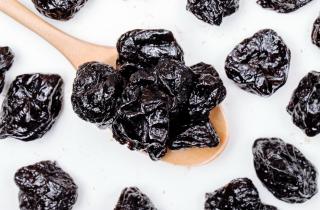 Контрастный вкус салата Звёздный формирует слой чернослива — Едим Дома