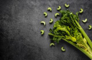 Фруктовый салат с корнем сельдерея выделяется свежим вкусом — Едим Дома