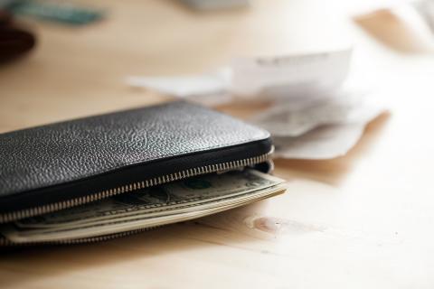 Как правильно хранить деньги в 2025 году: наличка, вклады или дома в банке