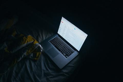Психологи объяснили, почему запреты на гаджеты не помогают подросткам наладить сон
