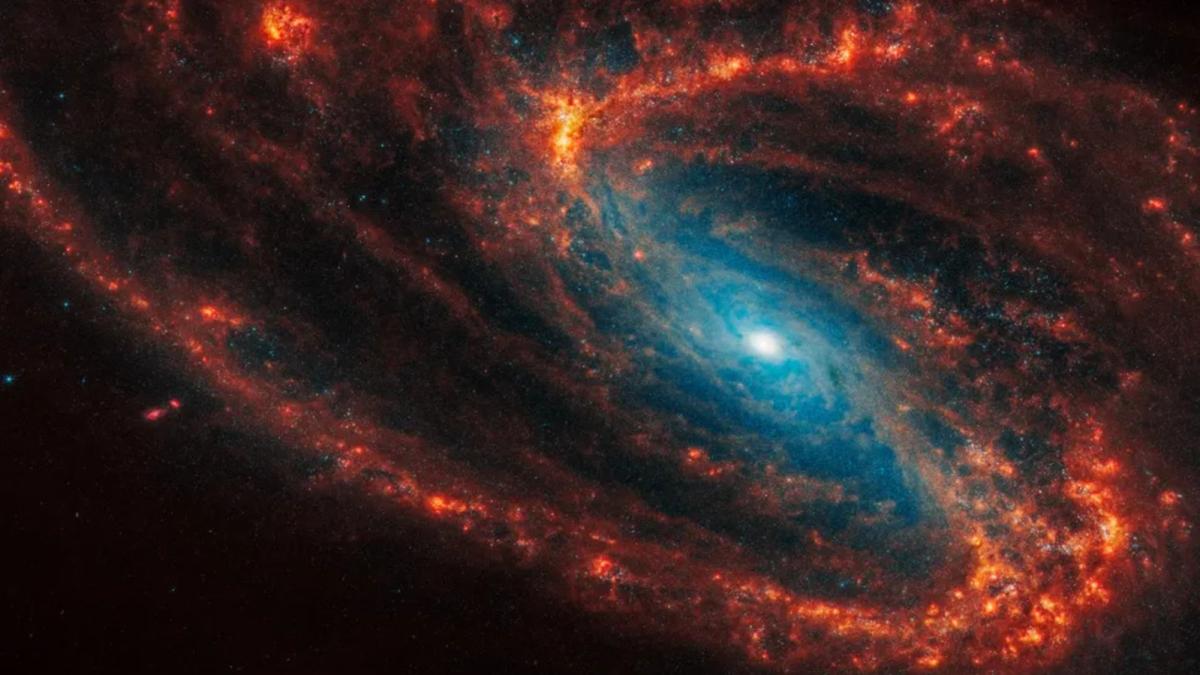 NGC 3627, замеченная с инверсионным следом