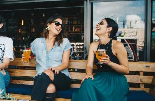 Женщины чаще поддерживают дружбу через регулярное общение — SELF