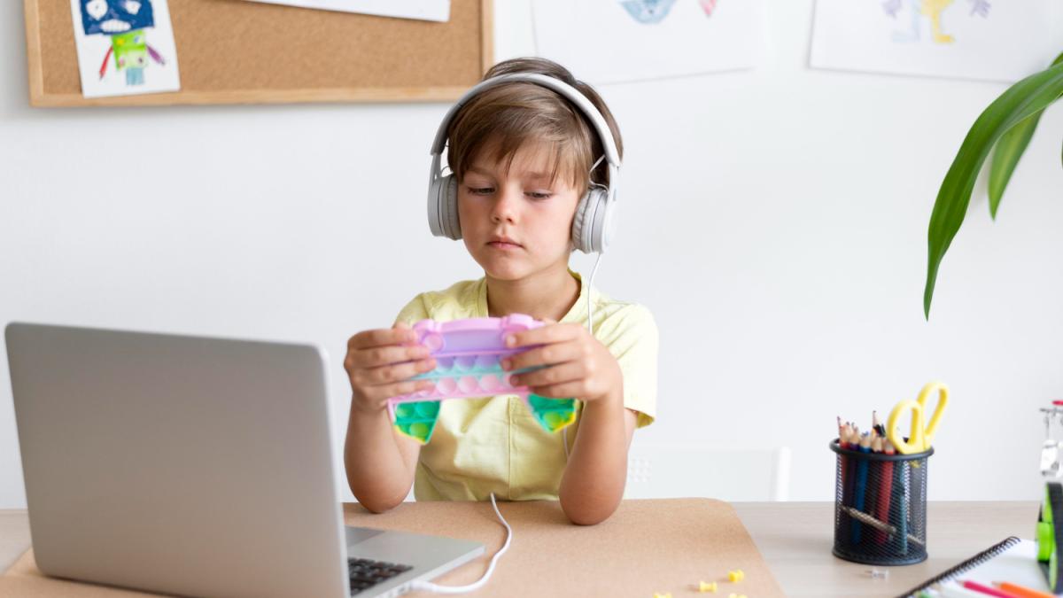 Мальчик за компьютером