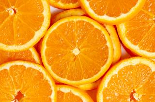 Апельсин подчёркивает вкус крабовых палочек в салате — Едим Дома