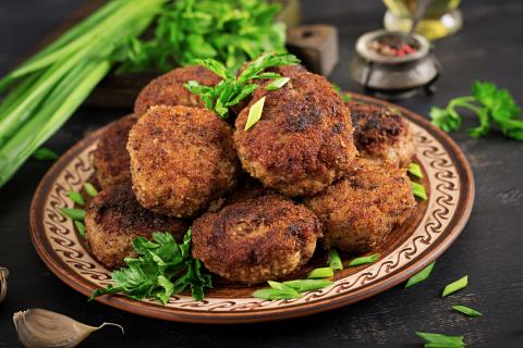 Небанальные котлеты: иркутский рецепт с брусникой и орехами