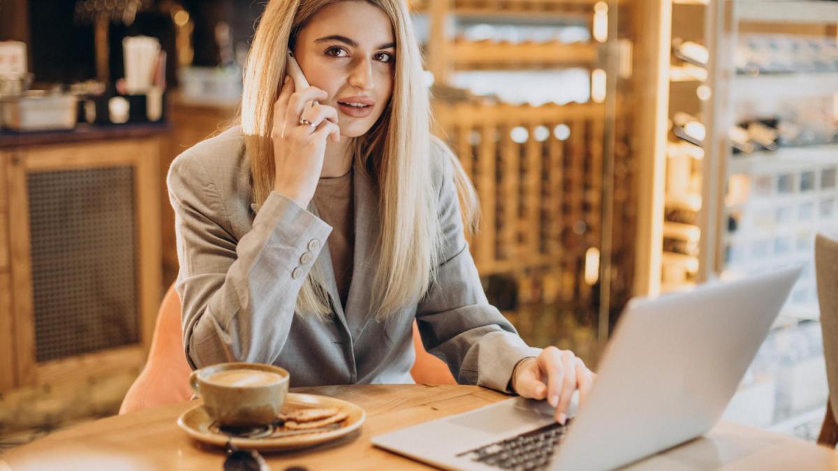 Женщина работает в кафе