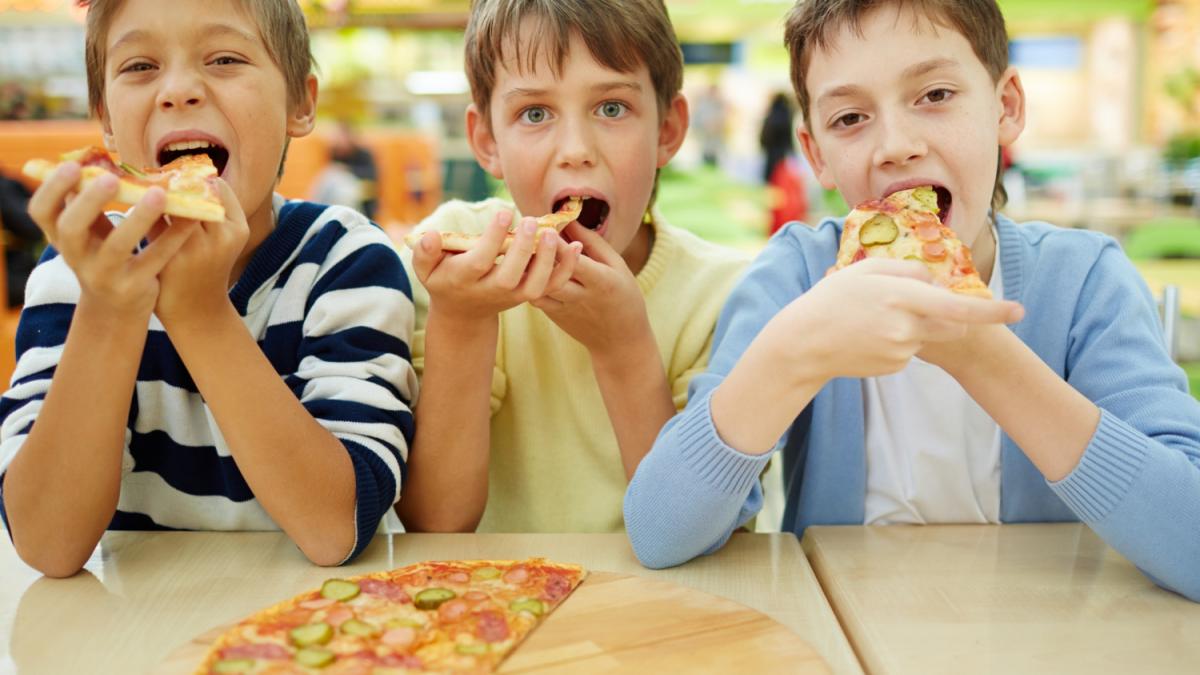 школьники в столовой