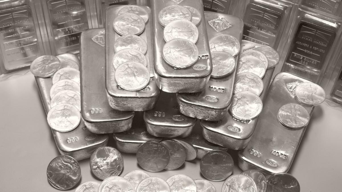 Серебрянные слитки и монеты