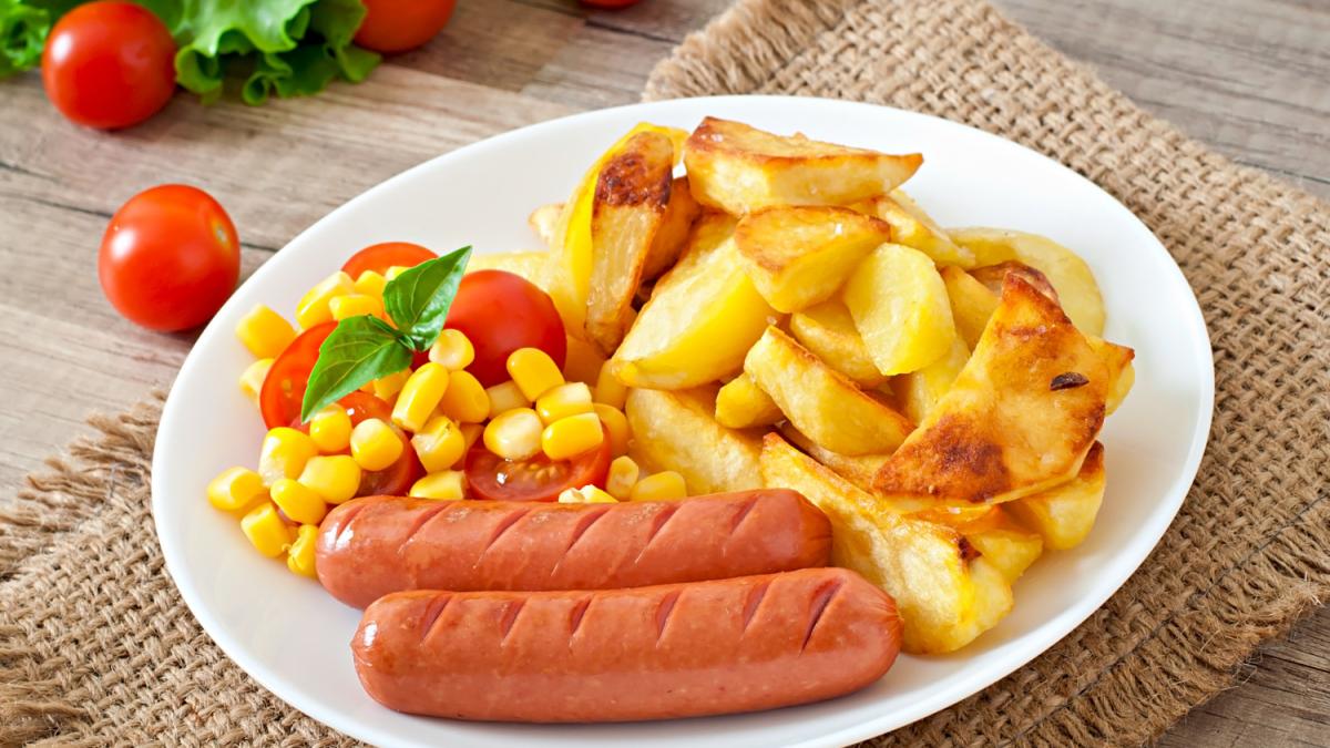 Сосиски с картофельными дольками