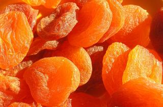 Курага создаёт сладкий акцент в слоёном салате с курицей — Едим Дома