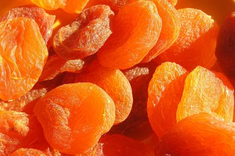 Курага создаёт сладкий акцент в слоёном салате с курицей — Едим Дома