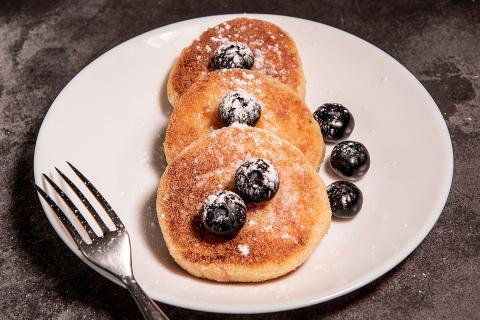 Вкусный завтрак и десерт в одном: готовим летнюю версию сырников с мармеладом и черешней