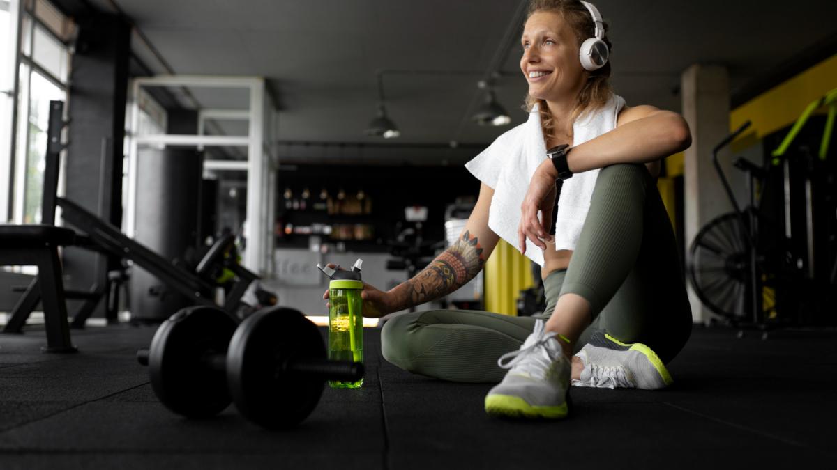 Девушка занимается спортом в наушниках