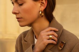 Стилисты назвали броши и серьги ключевыми элементами для создания стильных образов