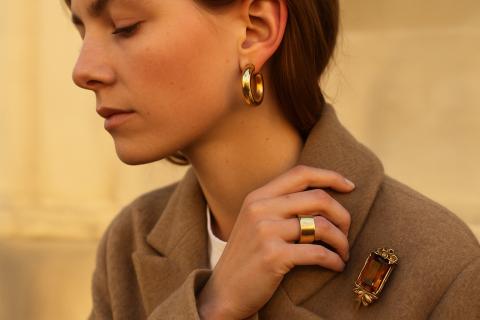 Стилисты назвали броши и серьги ключевыми элементами для создания стильных образов