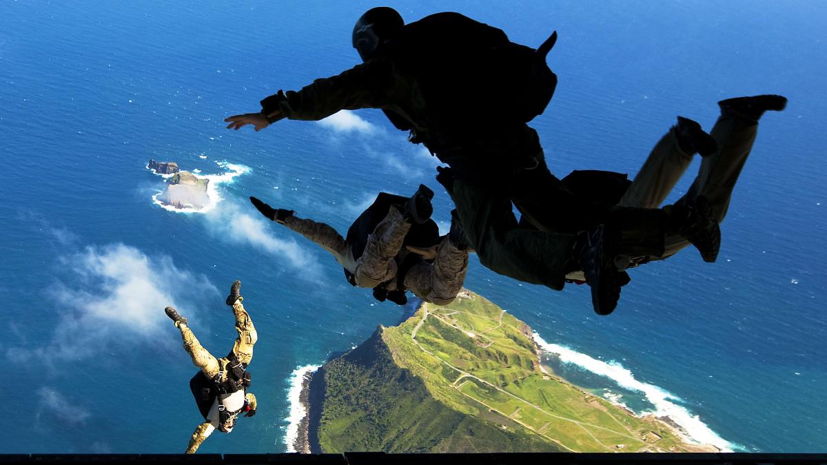 Параспасатели прыгают с трапа транспортного самолета ВВС C-17