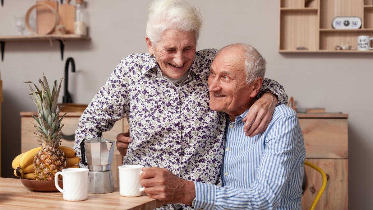 Пожилые муж и жена за обеденным столом