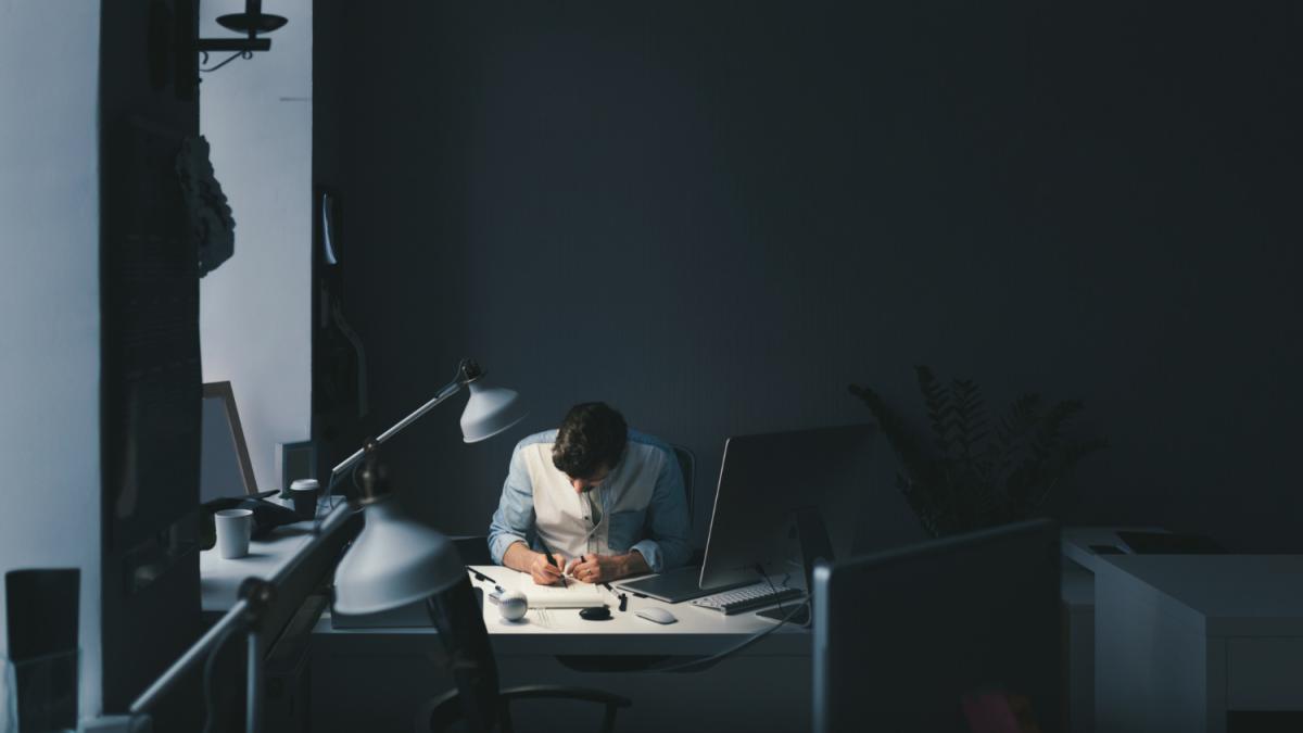 Офисный работник в мрачной атмосфере