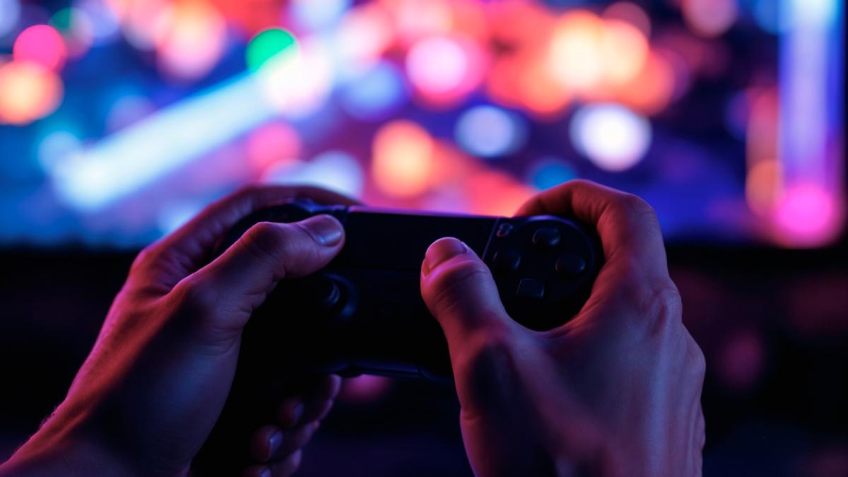 Руки игрока на контроллере