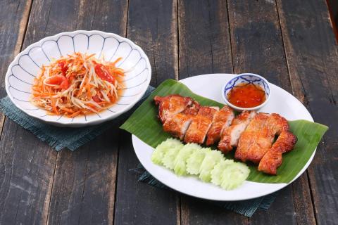 Курицу нарезают кубиками и маринуют под плёнкой — кулинары