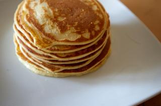 Масленица с новым ценником: Росстат подсчитал, во сколько россиянам обойдётся стопка блинов