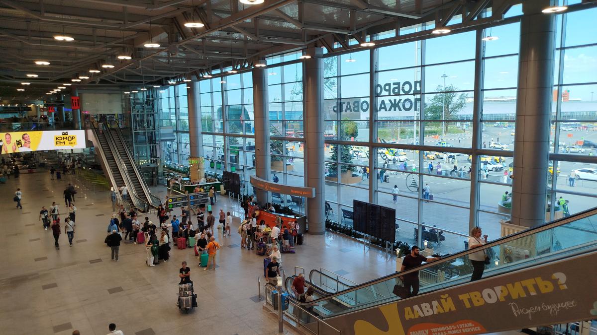 Аэропорт Домодедово внутри, вид со второго этажа (29.06.2024)