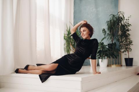 Стилисты советуют носить чёрное платье с яркими аксессуарами для разнообразия образов