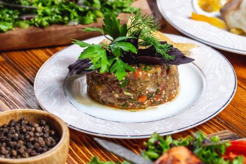 Холодец собирает аромат часами: как мясной отвар превращается в идеальную закуску